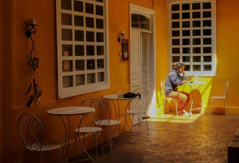 هاستل Hostal Mochiliers Bed And Breakfast