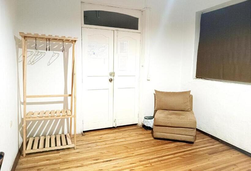 هاستل Hostal Mochiliers Bed And Breakfast