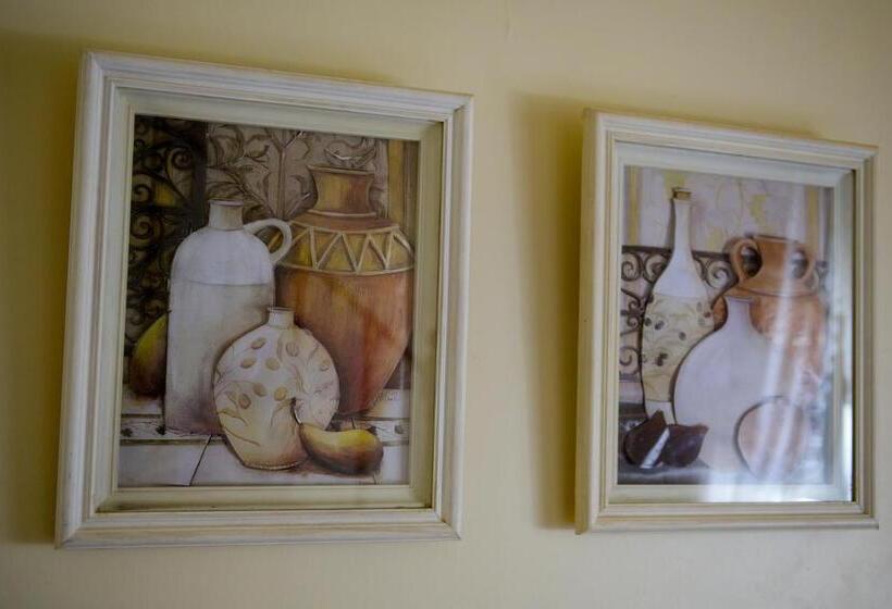 Bernie S Bed & Breakfast , A 3 Kilometros Del Aerop Ezeiza, Van ,in Out, Free Ezeiza Airport