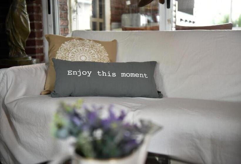 Bernie S Bed & Breakfast , A 3 Kilometros Del Aerop Ezeiza, Van ,in Out, Free Ezeiza Airport