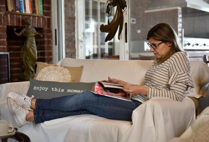 Bernie S Bed & Breakfast , A 3 Kilometros Del Aerop Ezeiza, Van ,in Out, Free Ezeiza Airport