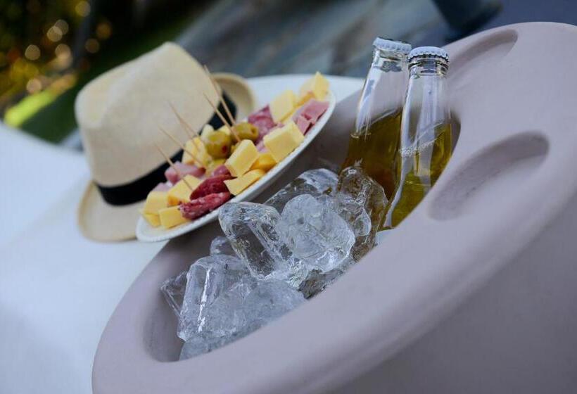 Bernie S Bed & Breakfast , A 3 Kilometros Del Aerop Ezeiza, Van ,in Out, Free Ezeiza Airport