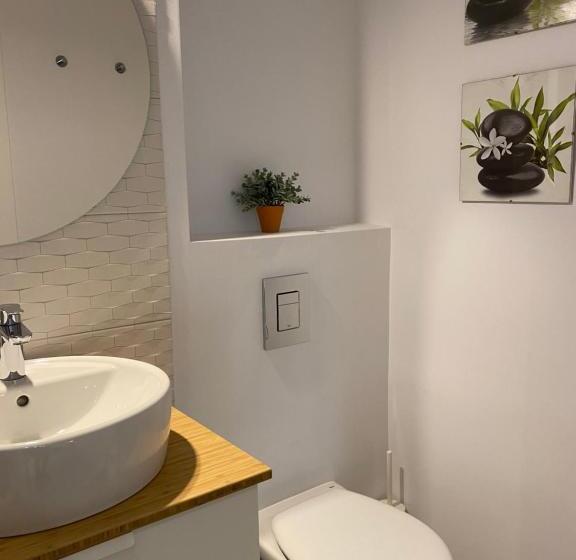 هتل Hostal El Caprichito Marbella