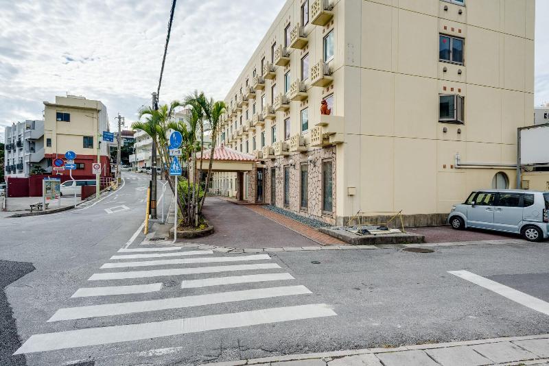 בית מלון כפרי Park Stadium Naha