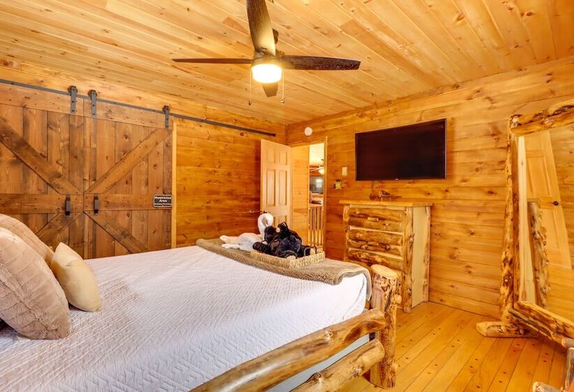 Hot Tub & Fire Pit: Albrightsville Log Cabin!