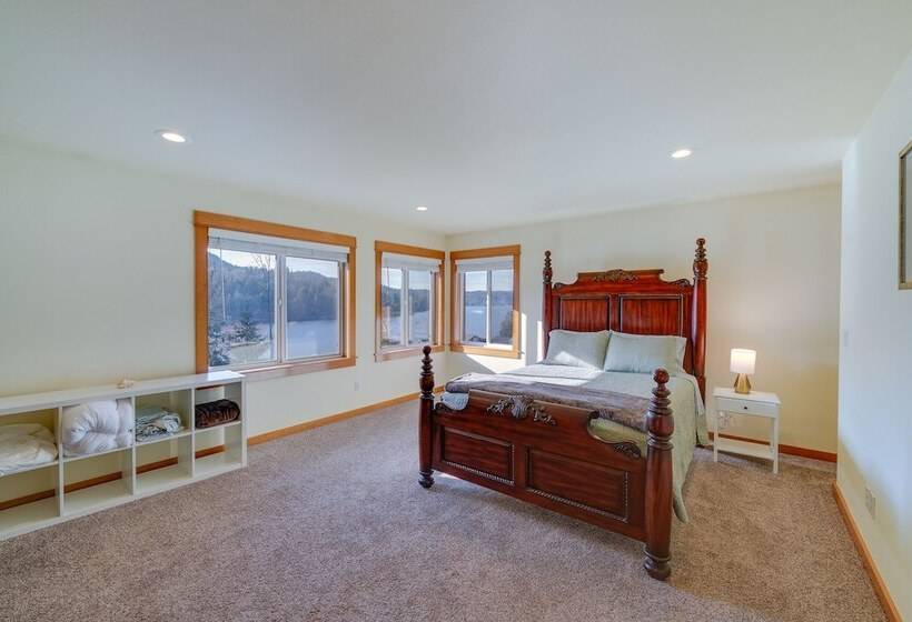 Stunning Mount Vernon Home W/ Big Lake Views!