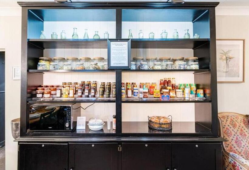 تختخواب و صبحانه Cypress Bnb