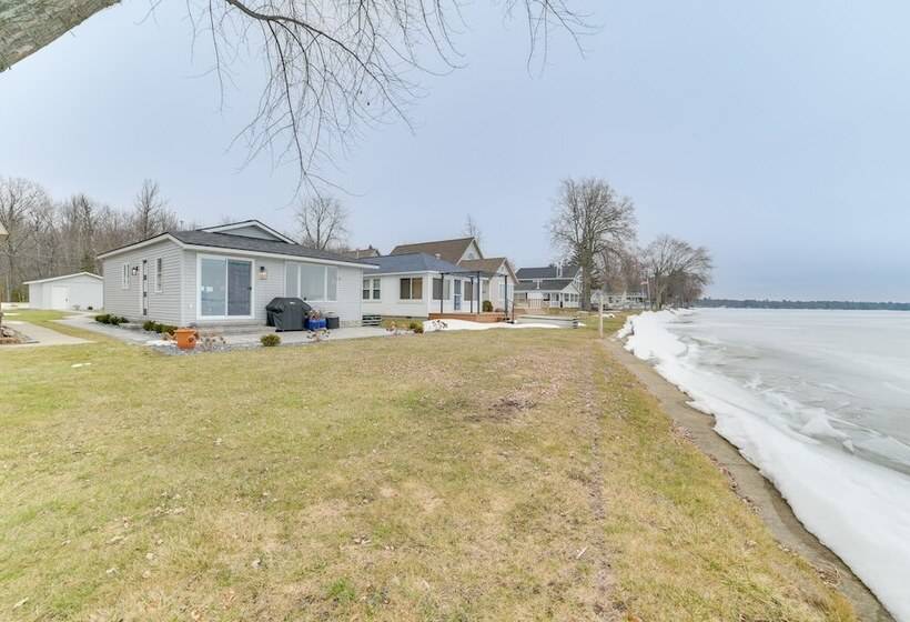 Bright Houghton Lake Home W/ Boat Dock + Fire Pit