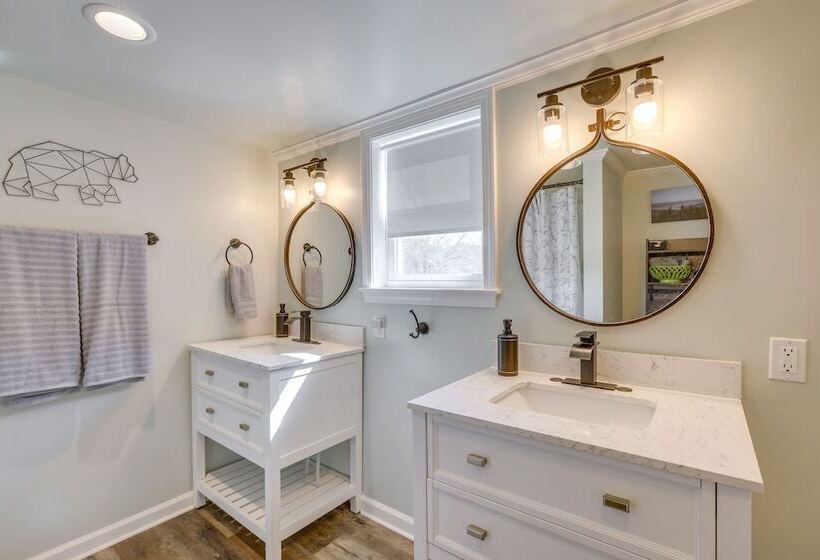 Bright Shelby Cottage W/ Deck & Creek Views!