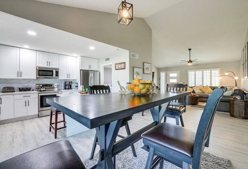 Bright Tempe Home W/ Fenced Backyard!