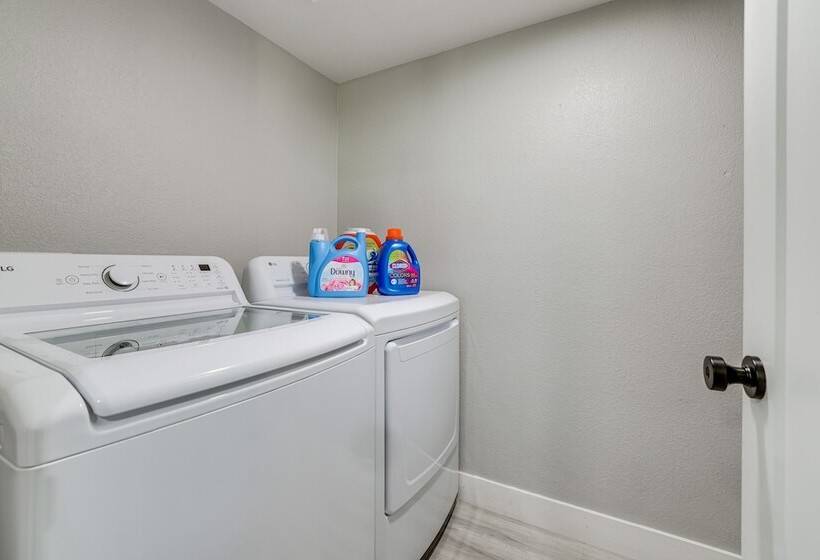 Bright Tempe Home W/ Fenced Backyard!