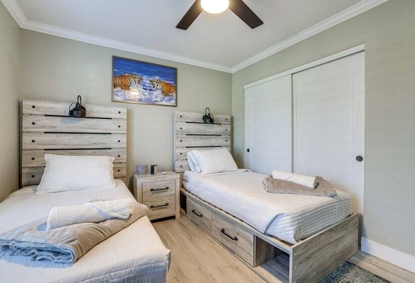 Bright Tempe Home W/ Fenced Backyard!