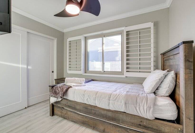 Bright Tempe Home W/ Fenced Backyard!