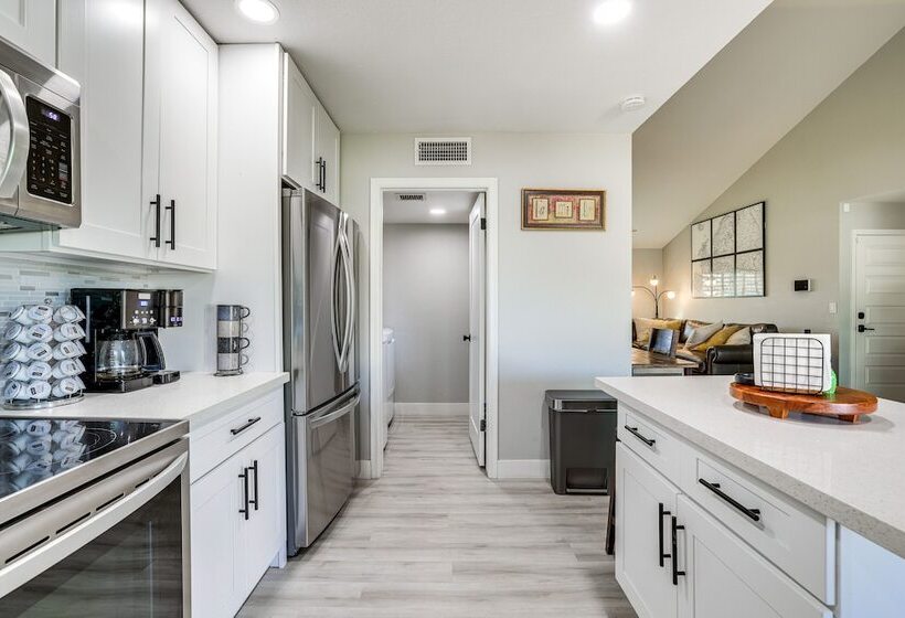 Bright Tempe Home W/ Fenced Backyard!