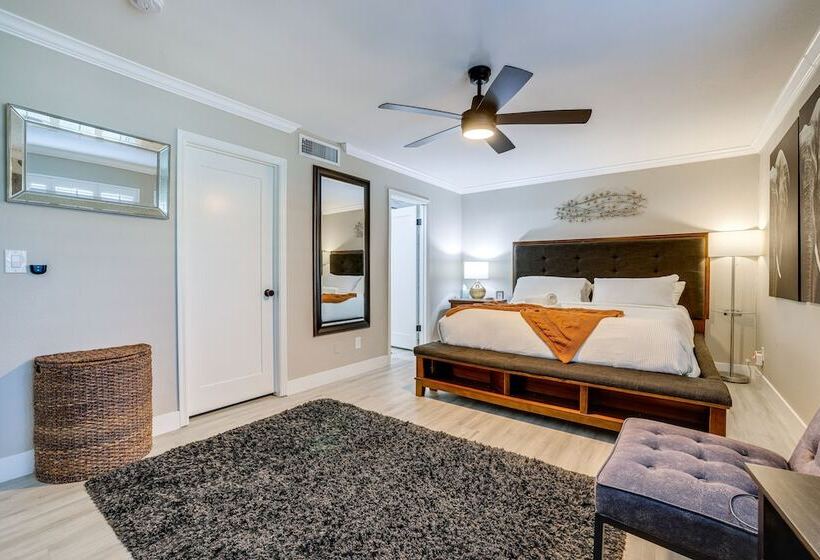 Bright Tempe Home W/ Fenced Backyard!