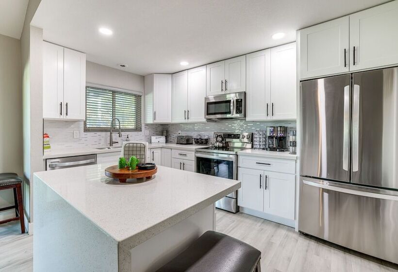 Bright Tempe Home W/ Fenced Backyard!