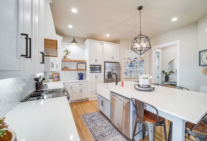 Cozy Carlton Landing Home   Pools & Lake Access