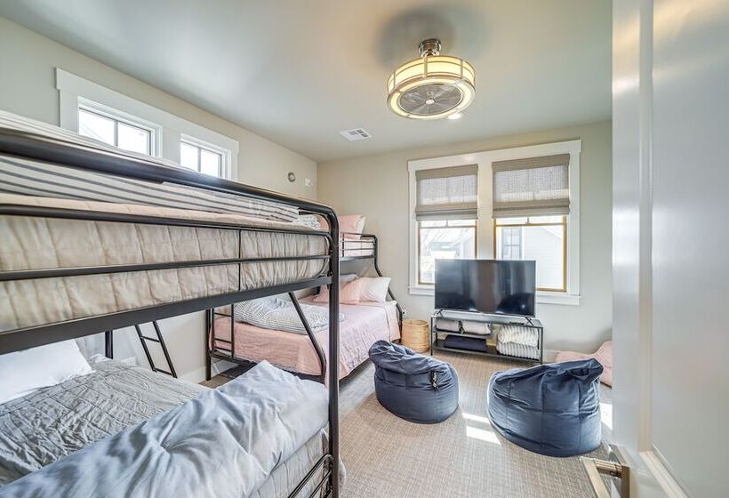 Cozy Carlton Landing Home   Pools & Lake Access