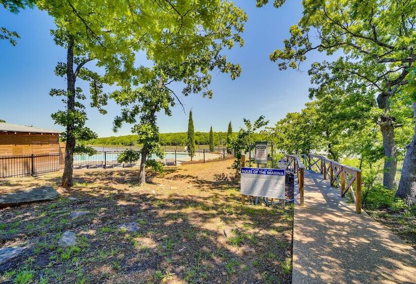 Cozy Carlton Landing Home   Pools & Lake Access