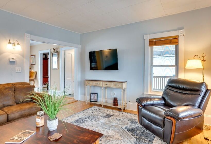 Cozy New Hampshire Retreat W/ Fire Pit & Porch!