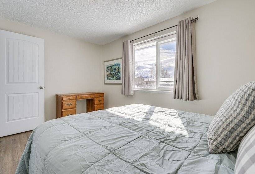 Dog Friendly Montana Home W/ Deck & Fenced In Yard