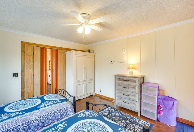 Dog Friendly Newland Cabin W/ Deck + Lake Access!