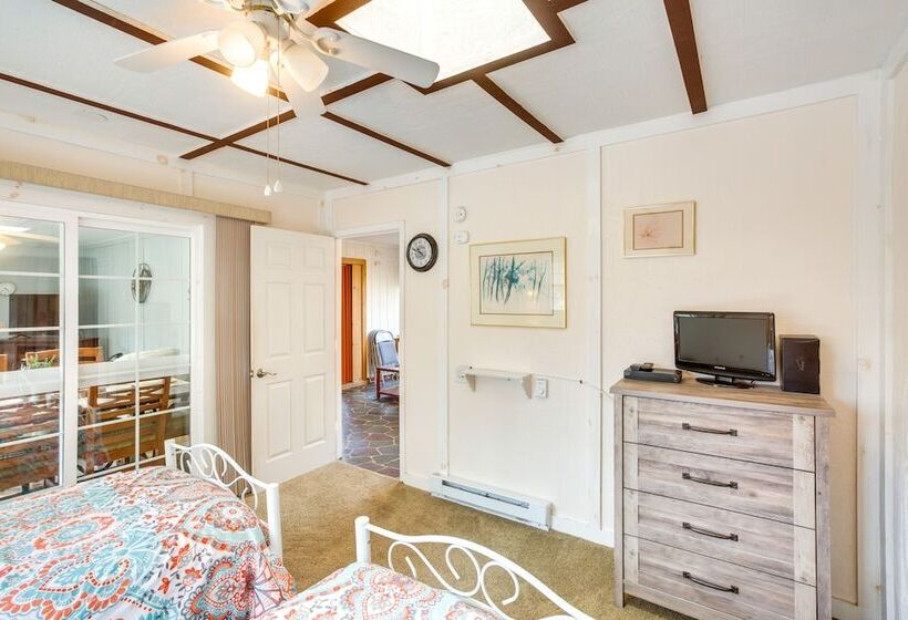 Dog Friendly Newland Cabin W/ Deck + Lake Access!