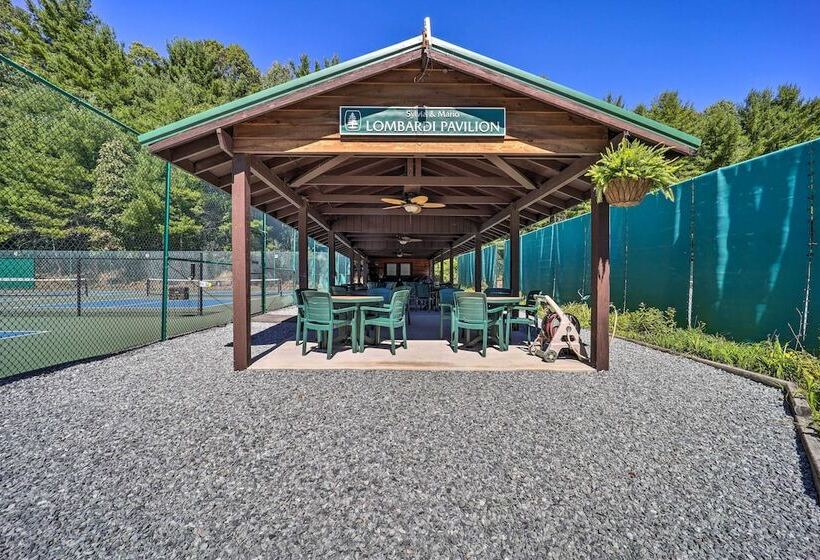 Dog Friendly Newland Cabin W/ Deck + Lake Access!