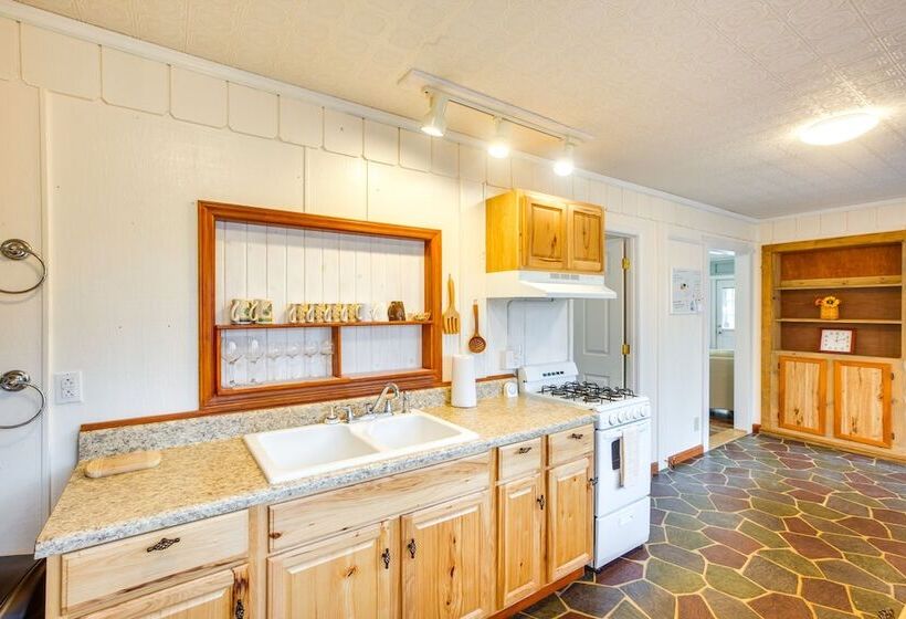 Dog Friendly Newland Cabin W/ Deck + Lake Access!