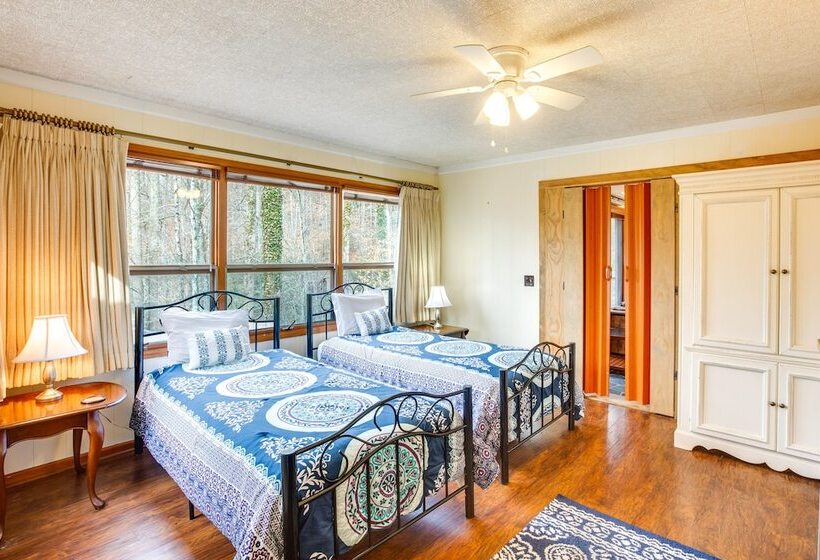 Dog Friendly Newland Cabin W/ Deck + Lake Access!