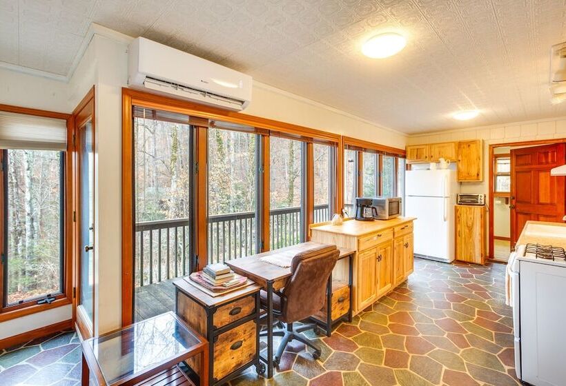 Dog Friendly Newland Cabin W/ Deck + Lake Access!