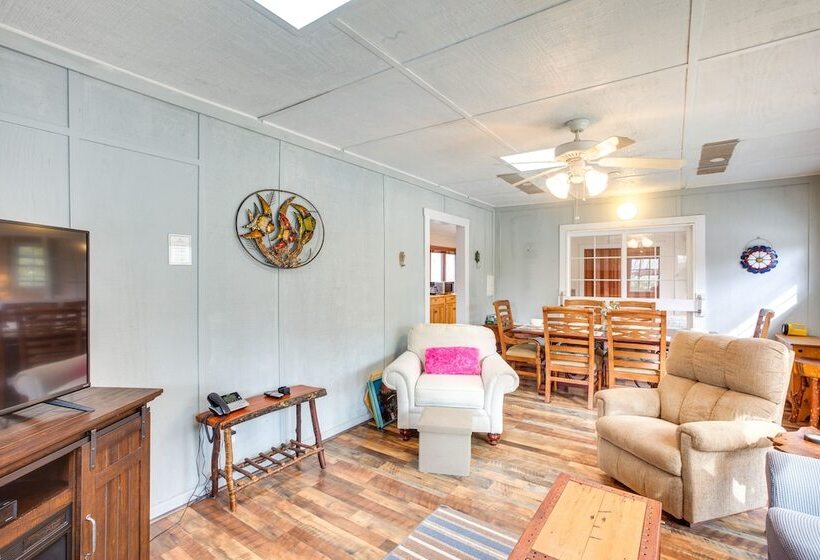 Dog Friendly Newland Cabin W/ Deck + Lake Access!