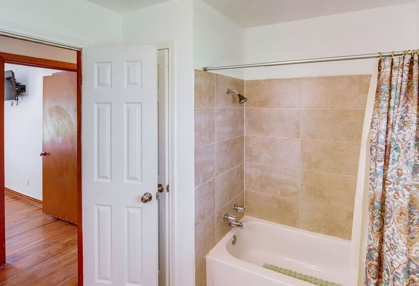 4 Mi To Magnolia Market: Family Friendly Waco Home