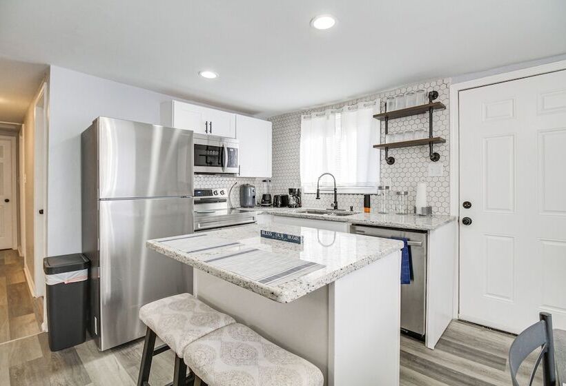 Gladstone Retreat W/ Gas Grill + Fire Pit