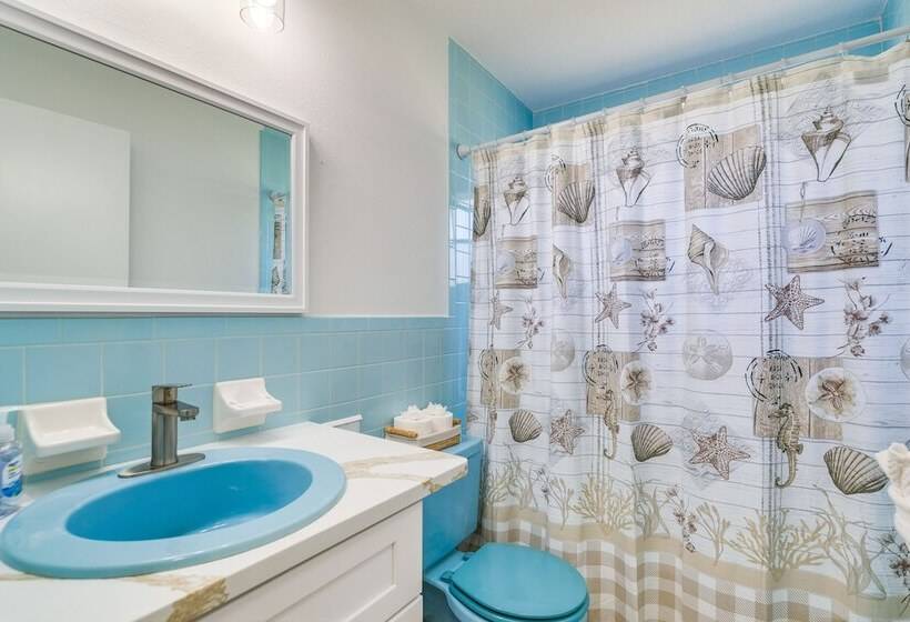 Home W/ Screened Porch, Near Weeki Wachee Springs!