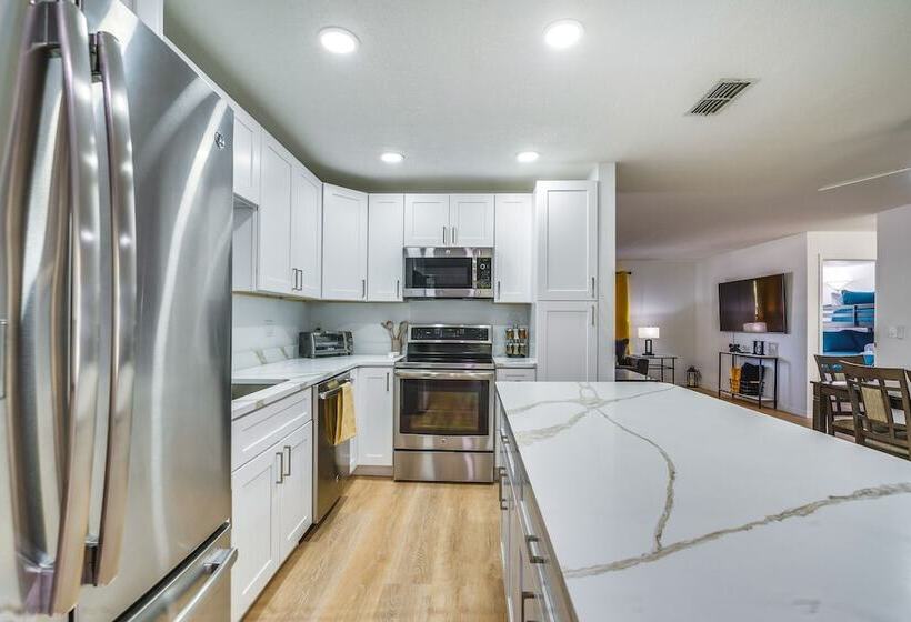 Home W/ Screened Porch, Near Weeki Wachee Springs!