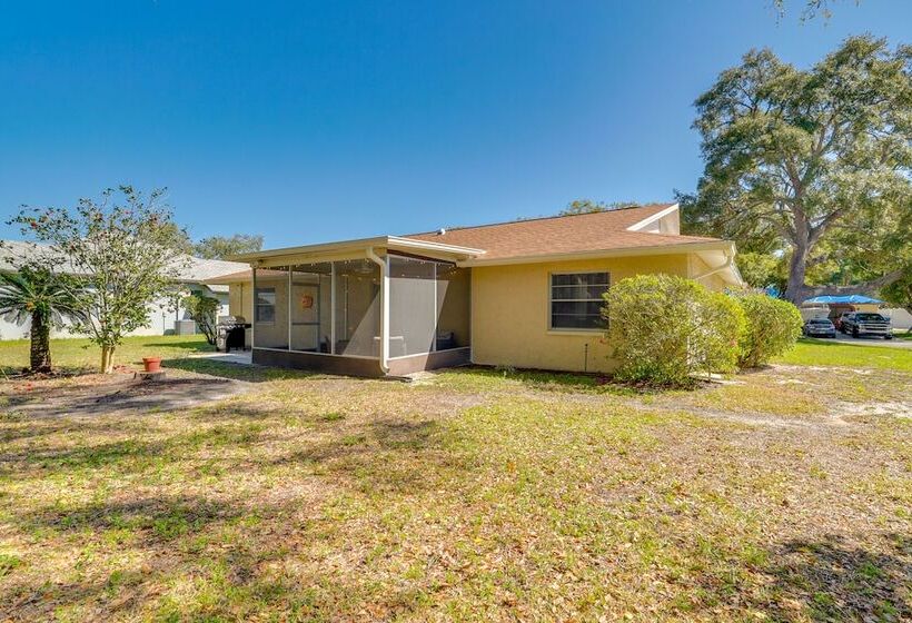 Home W/ Screened Porch, Near Weeki Wachee Springs!