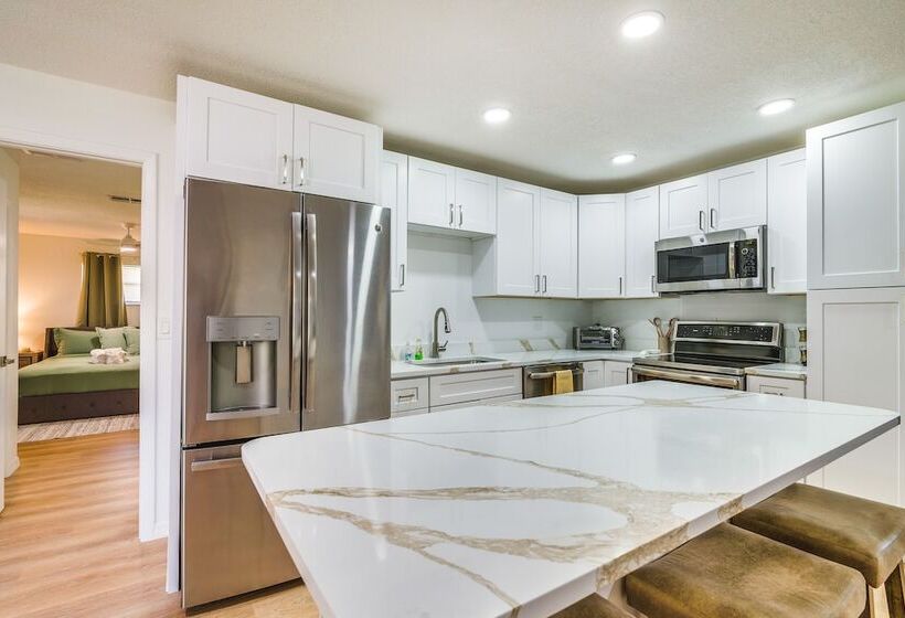 Home W/ Screened Porch, Near Weeki Wachee Springs!