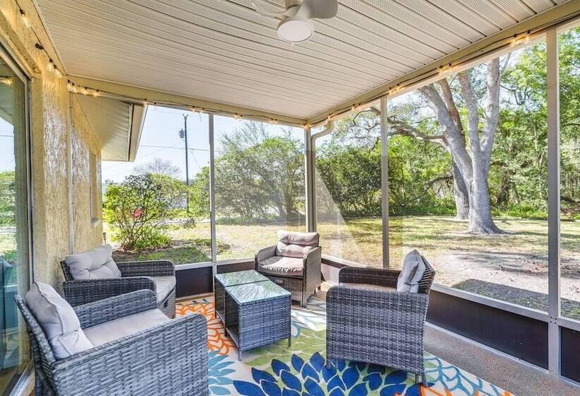 Home W/ Screened Porch, Near Weeki Wachee Springs!