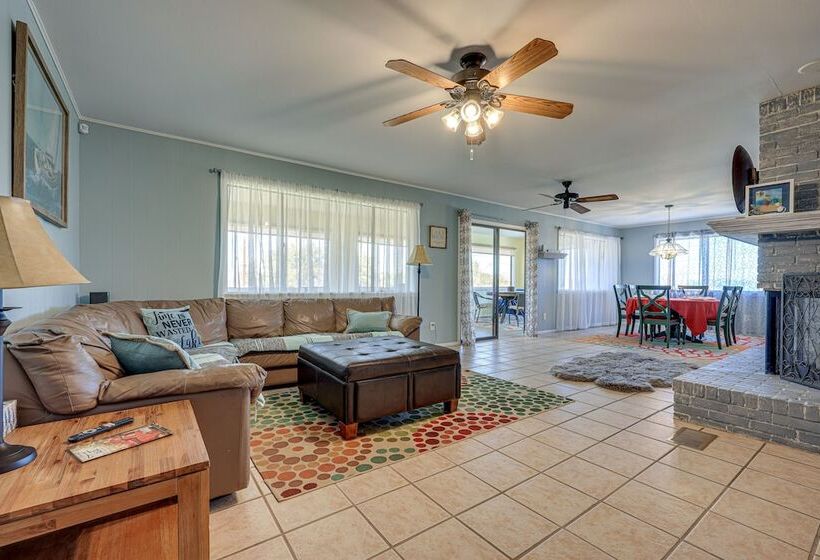 Home W/ Sunroom & Fire Pit   Near Canyon Lake!