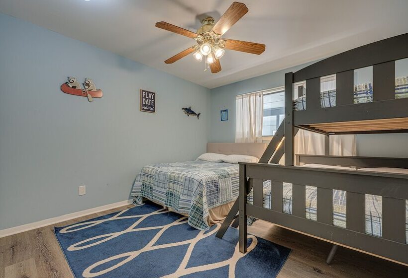 Home W/ Sunroom & Fire Pit   Near Canyon Lake!