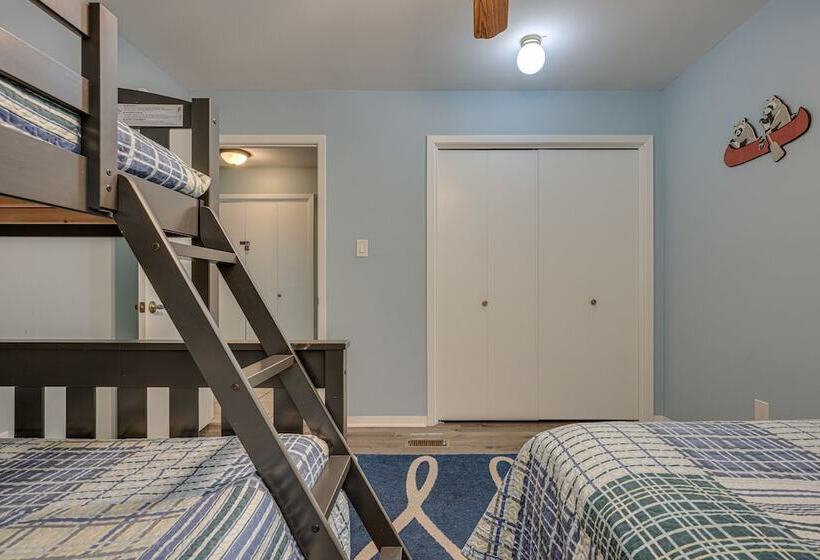 Home W/ Sunroom & Fire Pit   Near Canyon Lake!