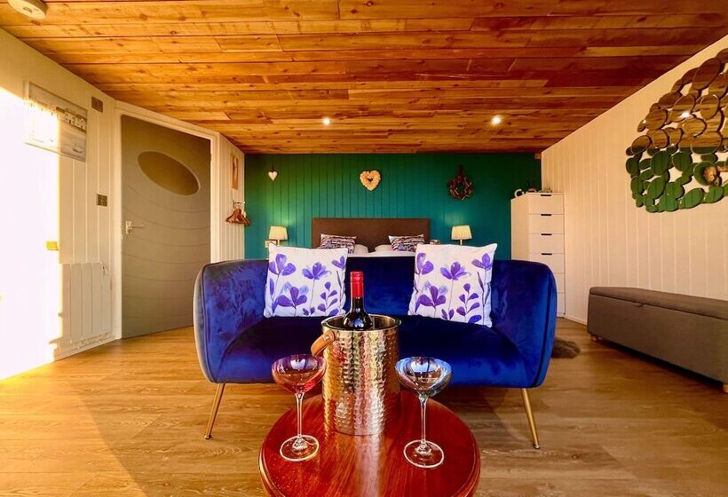 Отель Aberaeron Pods Luxury Accommodation