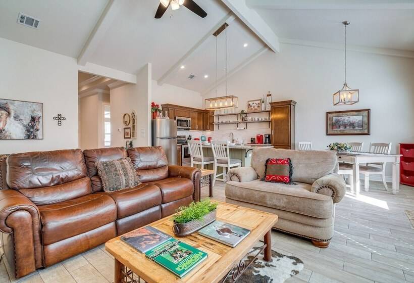 Idyllic Lago Vista Home < 1 Mi To Lake Travis!