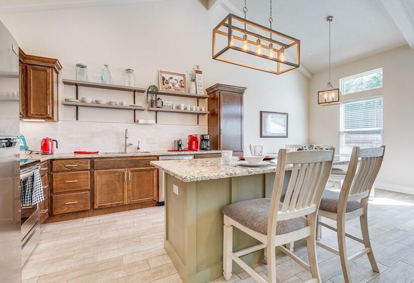 Idyllic Lago Vista Home < 1 Mi To Lake Travis!