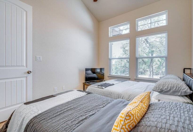 Idyllic Lago Vista Home < 1 Mi To Lake Travis!