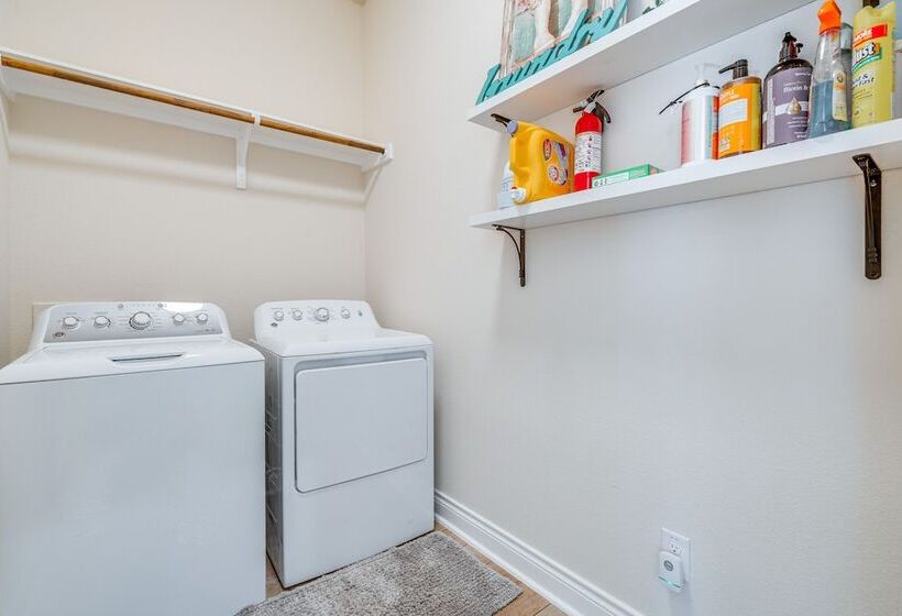 Idyllic Lago Vista Home < 1 Mi To Lake Travis!