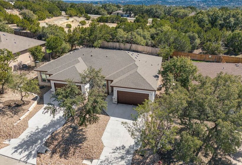 Idyllic Lago Vista Home < 1 Mi To Lake Travis!