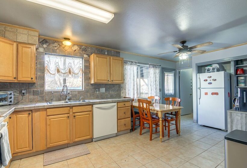 Kanab Home W/ Deck Near Zion National Park!