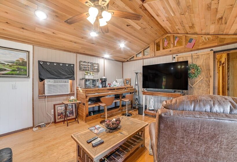 Peaceful Kentucky Countryside Cabin W/ Porch